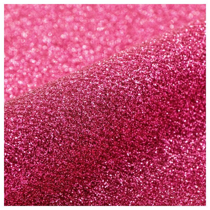 Eine Nahaufnahme von rosa Glitter mit einer schimmernden, strukturierten Oberfläche, die einen funkelnden, reflektierenden Effekt erzeugt.