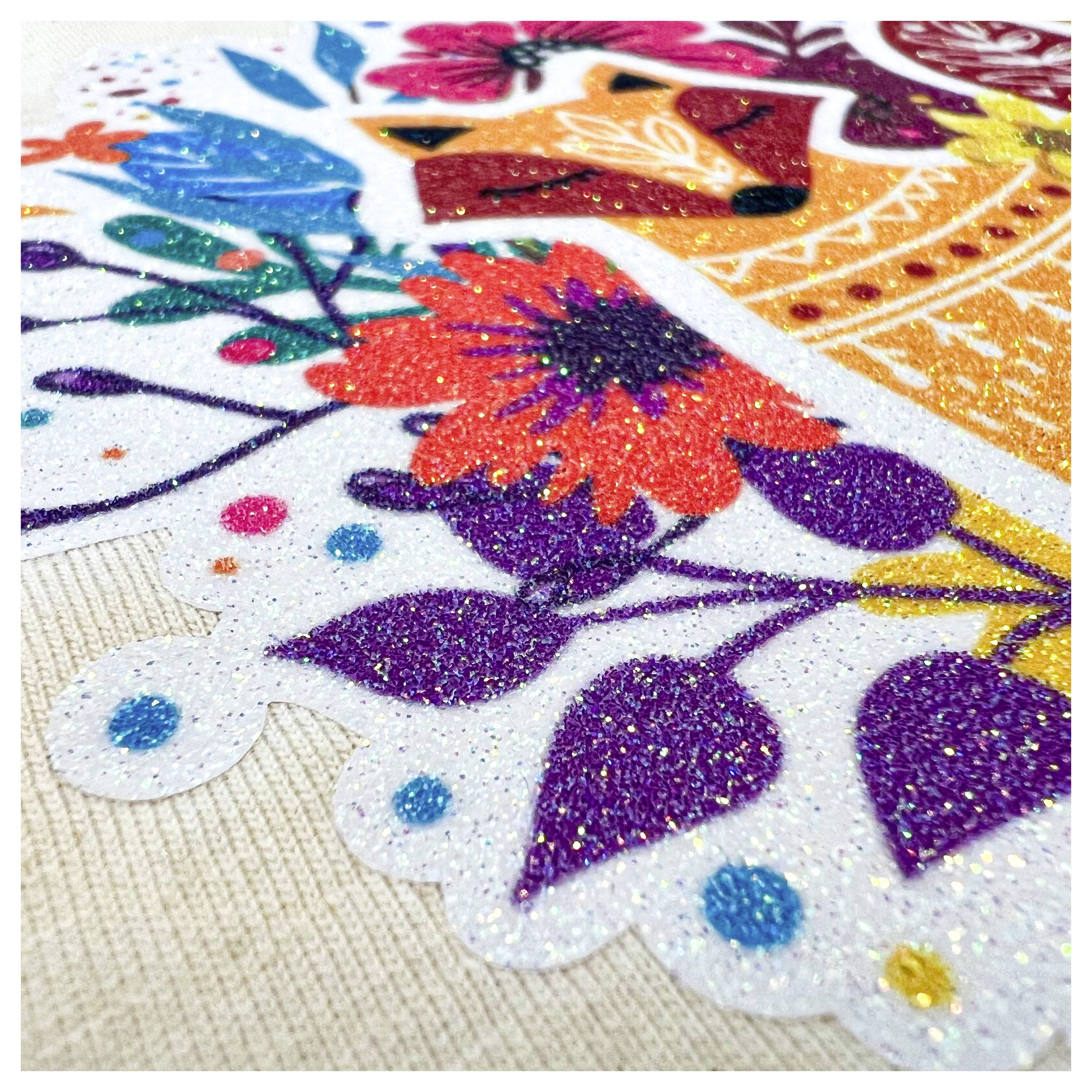 Farbenfrohe Nahaufnahme einer glitzernden Illustration mit lebendigen Blütenmustern und abstrakten Formen auf einer strukturierten Oberfläche.