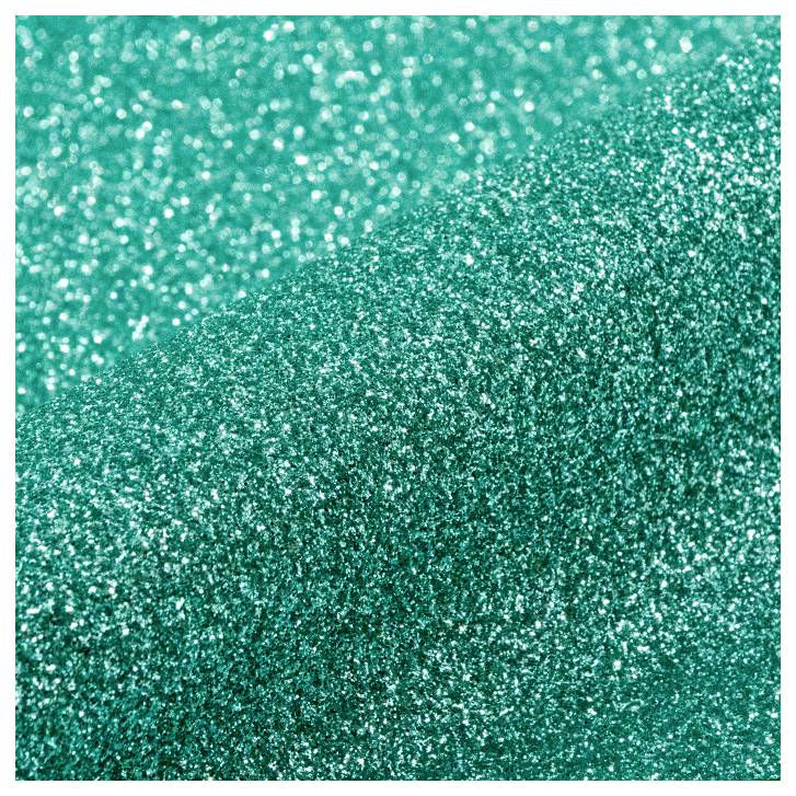 Nahaufnahme von schimmerndem türkisfarbenem Glitter, der eine strukturierte und funkelnde Oberfläche erzeugt.