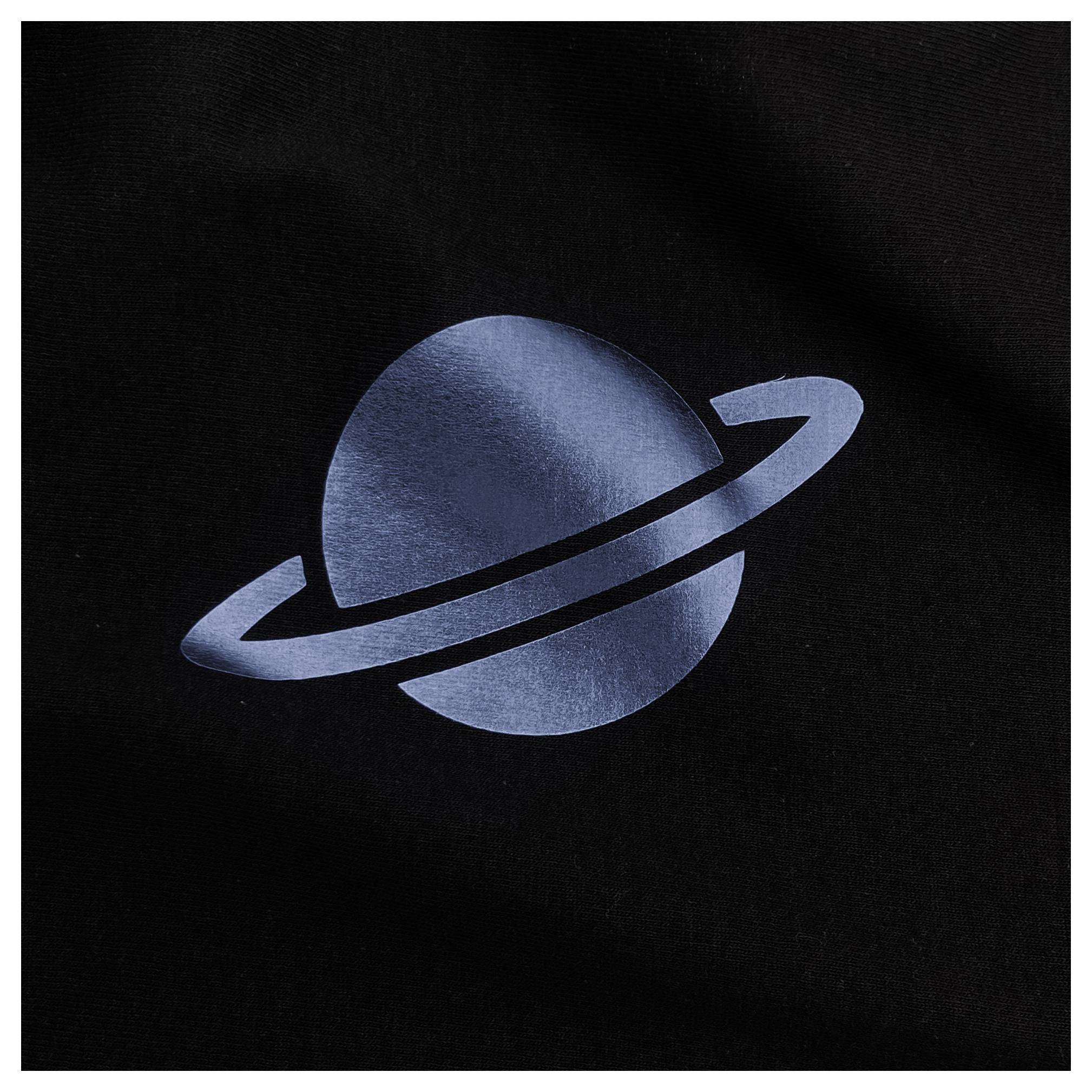Ein metallisch blaues Saturn-ähnliches Planetensymbol mit Ringen auf schwarzem Hintergrund.