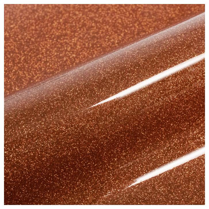 Eine Nahaufnahme einer metallischen orangefarbenen Oberfläche mit glitzerndem Finish, die Licht reflektiert.