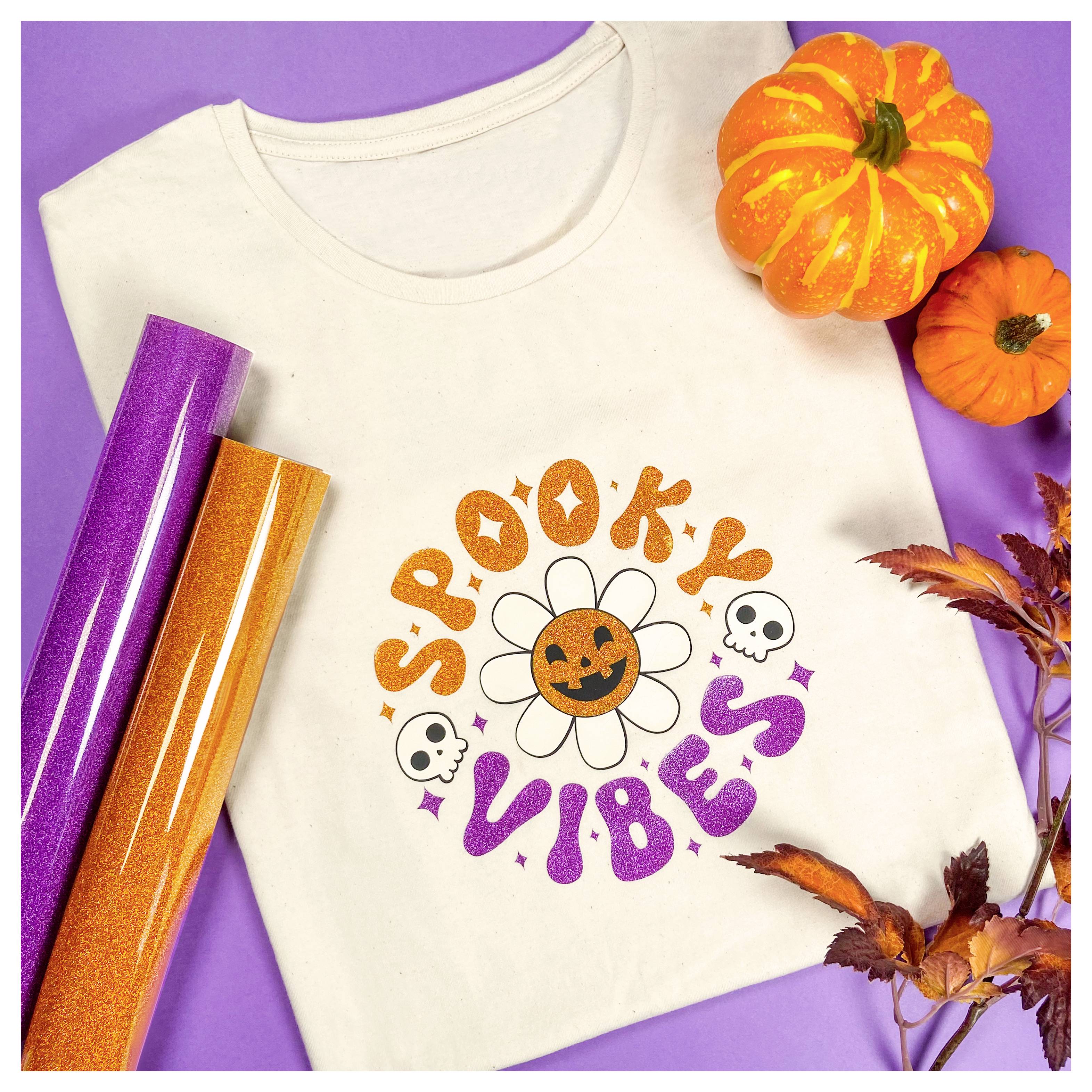 Ein weißes T-Shirt mit dem Text „Spooky Vibes