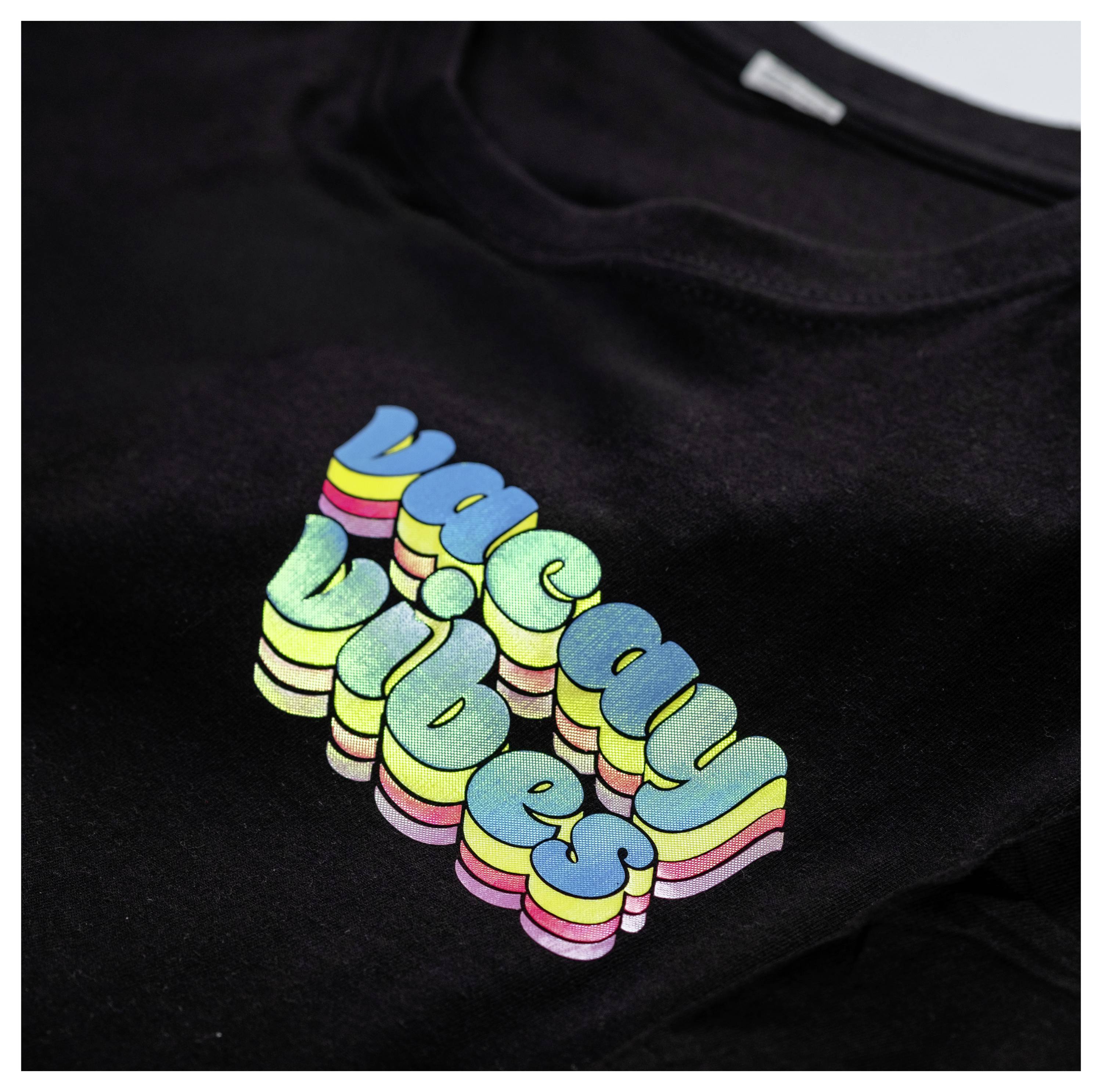 Ein schwarzes T-Shirt mit farbenfrohem, 3D-Textdesign mit der Aufschrift „vacay vibes