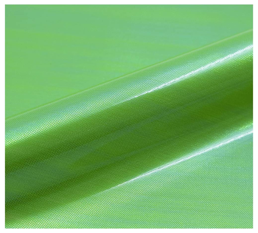 Eine Nahaufnahme eines grünen schillernden Stoffes mit glatter, glänzender Textur und reflektierender Oberfläche.