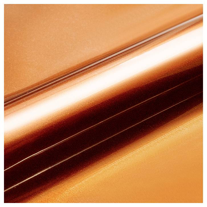 Eine Nahaufnahme von glänzendem, metallisch orangefarbenem Geschenkpapier mit reflektierender, glatter Textur, das Licht einfängt und einen lebendigen Glanz erzeugt.