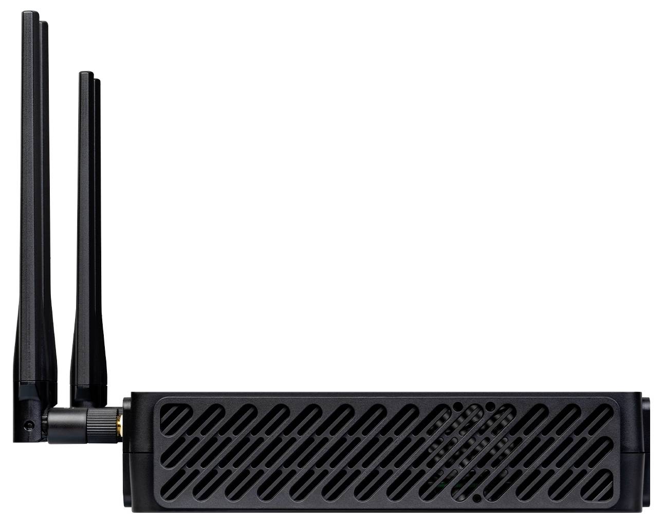 Ein schwarzer kabelloses Routergerät mit drei vertikal ausgerichteten Antennen zeigt an seiner Seitenwand ein belüftetes Design, das auf aktive Kühlung hindeutet.