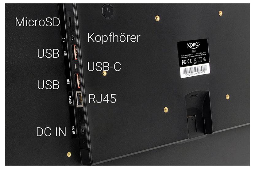 Das Bild zeigt die Seitenklappe eines Monitors mit verschiedenen beschrifteten Anschlüssen: MicroSD, USB, USB-C, Kopfhörer, RJ45 und DC IN.