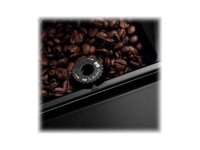 Kaffeebohnen in einer Mühle mit einem schwarzen Einstellknopf, der Mahleinstellungen anzeigt, eingebaut in ein dunkelfarben Gerät.