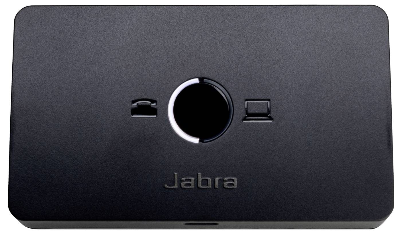 Nahaufnahme eines schwarzen Jabra-Geräts mit einer zentralen kreisförmigen Taste, einem kleinen Symbol auf jeder Seite und dem Jabra-Logo darunter.
