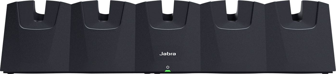 Eine schwarze Jabra Ladestation mit fünf Steckplätzen für Headsets, mit einer kleinen grünen Anzeigelampe auf der Vorderseite, aus einer frontalen Perspektive betrachtet.