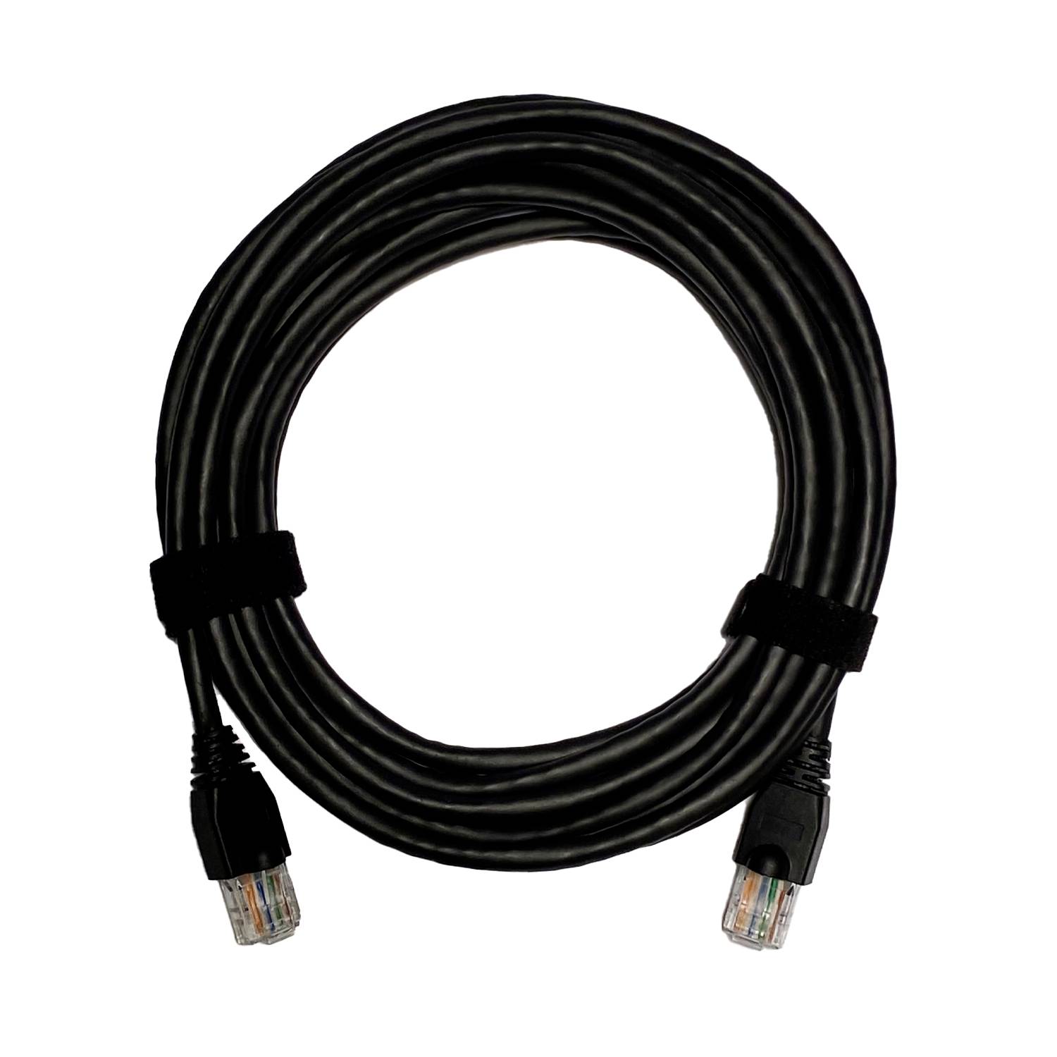 Aufgerolltes schwarzes Ethernet-Kabel mit RJ45-Steckern an beiden Enden, gezeigt auf weißem Hintergrund.
