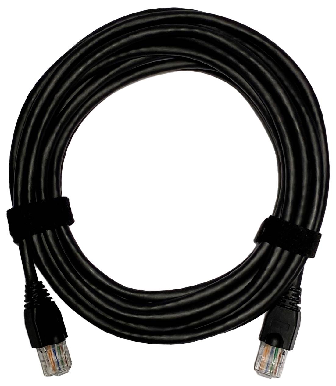 Aufgewickeltes schwarzes Ethernet-Kabel mit RJ45-Steckern an beiden Enden.