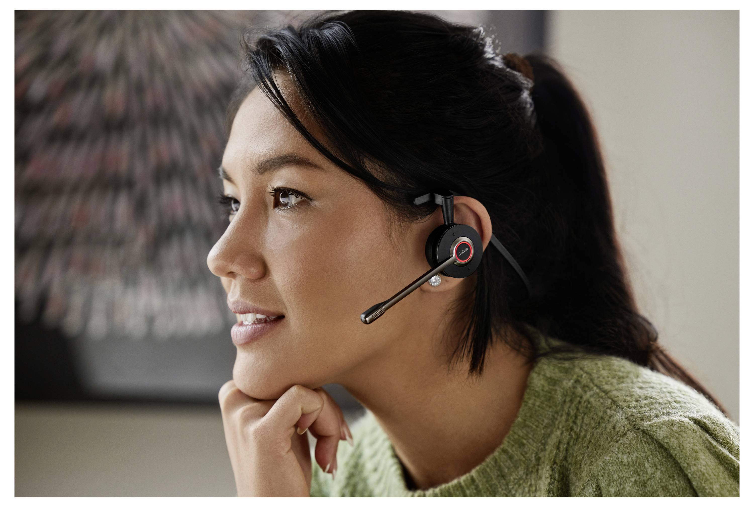 Frau mit Headset-Mikrofon, von der Seite dargestellt, als würde sie an einem Kundenservice- oder Videoanruf teilnehmen, mit dem Kinn auf ihrer Hand gestützt.
