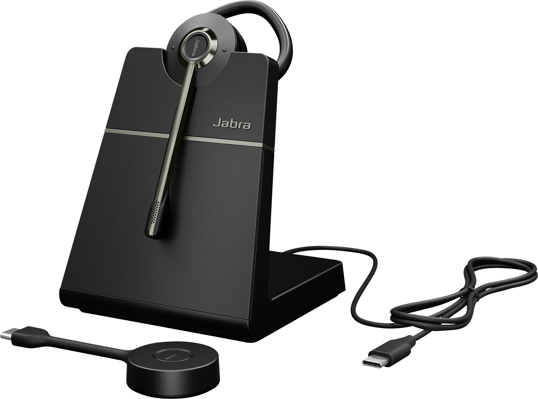Ein schwarzes kabelloses Jabra-Headset, das auf einer Ladestation ruht, mit einem USB-C-Verbindungskabel und einem kreisförmigen Ladepad daneben.