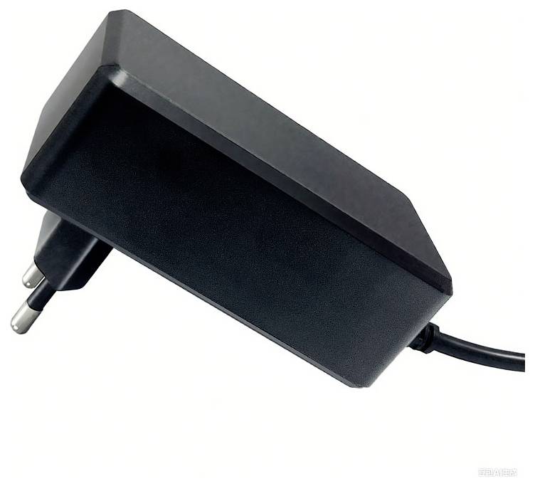 Ein schwarzer Netzteil mit europäischem Stecker, gezeigt vor einem einfachen weißen Hintergrund.