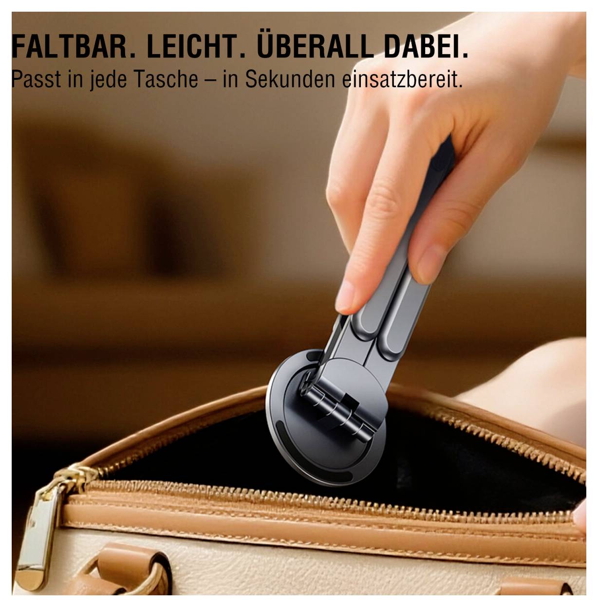 Eine Hand legt einen faltbaren, tragbaren schwarzen Gegenstand in eine braune Tasche. Der deutsche Text hebt seine Kompaktheit und Benutzerfreundlichkeit hervor.