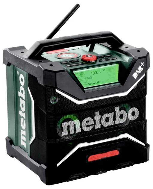 Ein tragbares schwarz-grünes Radio mit der prominently angezeigten Marke 