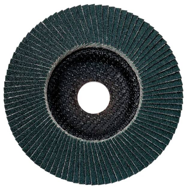 Eine Nahaufnahme einer runden, grünen Fächerschleifscheibe mit strukturierter Innenfläche und gleichmäßig verteilten, sich überlappenden Schleiflamellen, die zum Schleifen verwendet wird.