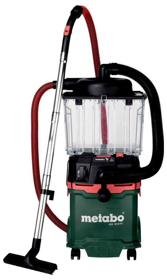 Industrieller Staubsauger mit durchsichtigem Staubbehälter, roten und schwarzen Schläuchen, grüner Basis und dem Markennamen „Metabo