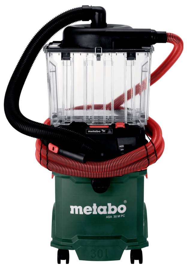 Ein grün und schwarz gefärbter Nass-/Trockenstaubsauger mit einem roten Schlauch, der um ihn gewickelt ist, mit durchsichtigen Behältern oben, auf Rädern. Die Marke 