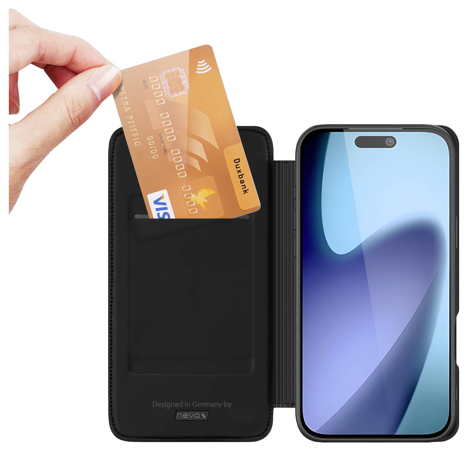 Eine Hand legt eine Debitkarte in eine schwarze Handyhülle mit Kartenfach, während auf der rechten Seite ein blauer Smartphone-Bildschirm sichtbar ist.