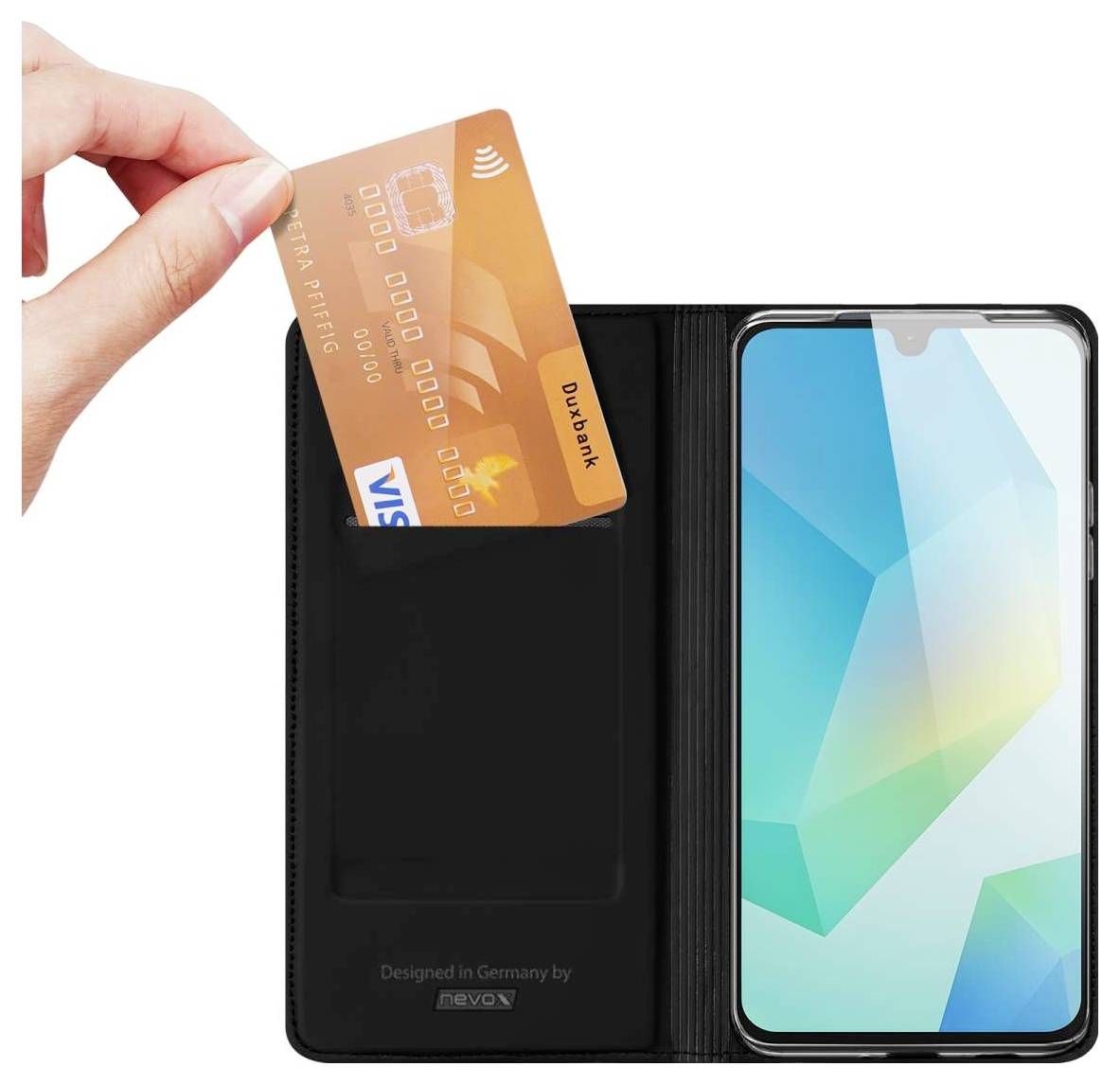Hand, die eine Bankkarte in ein schwarzes Telefon-Geldbörsen-Etui neben einem Smartphone mit aktiviertem Bildschirm einführt.