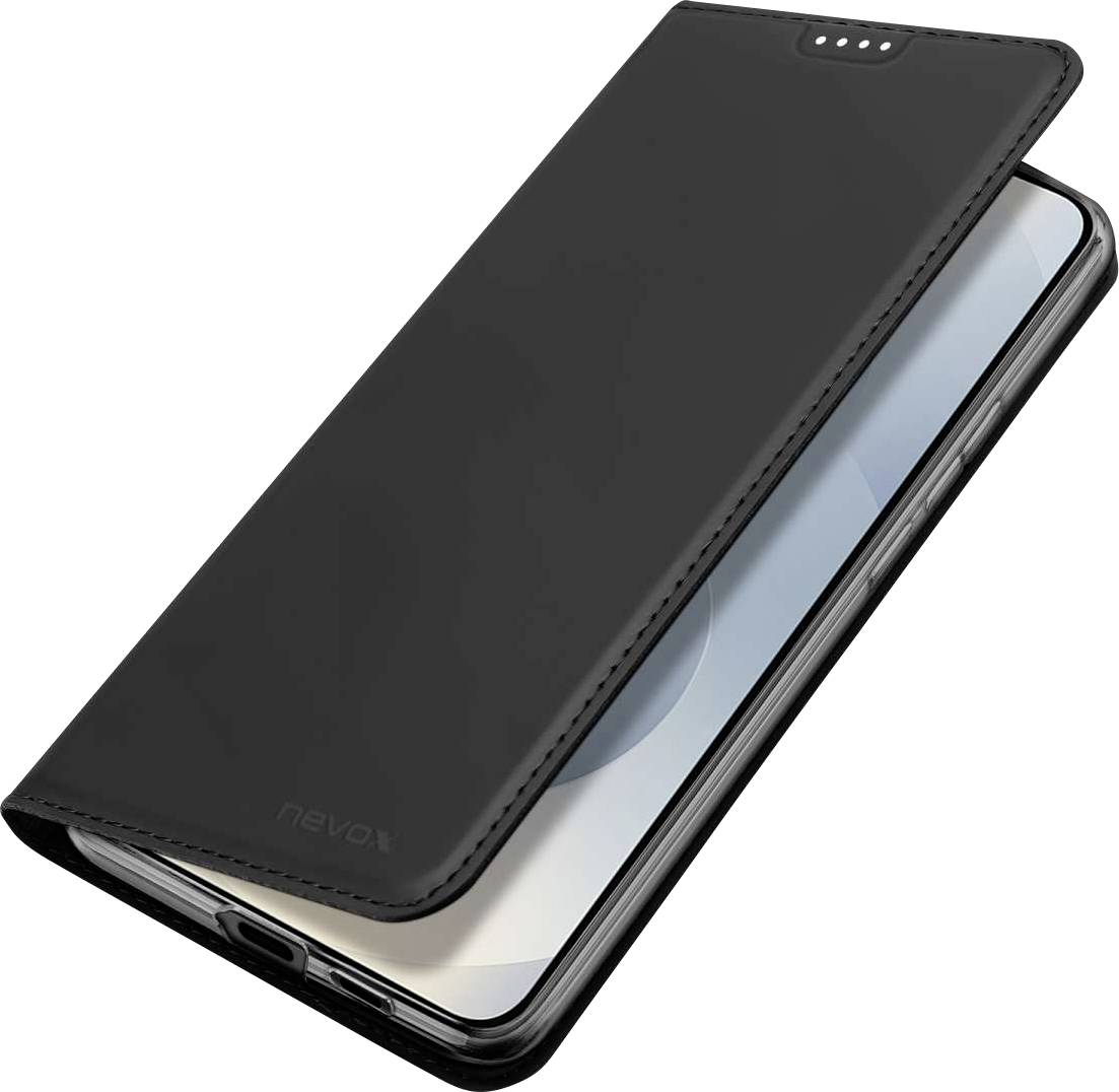 Schwarze Folio-Style-Smartphone-Hülle, teilweise über einem Telefon geöffnet, zeigt die Vorderseite, die Kameraaussparung und den Zugang zum Ladeanschluss.
