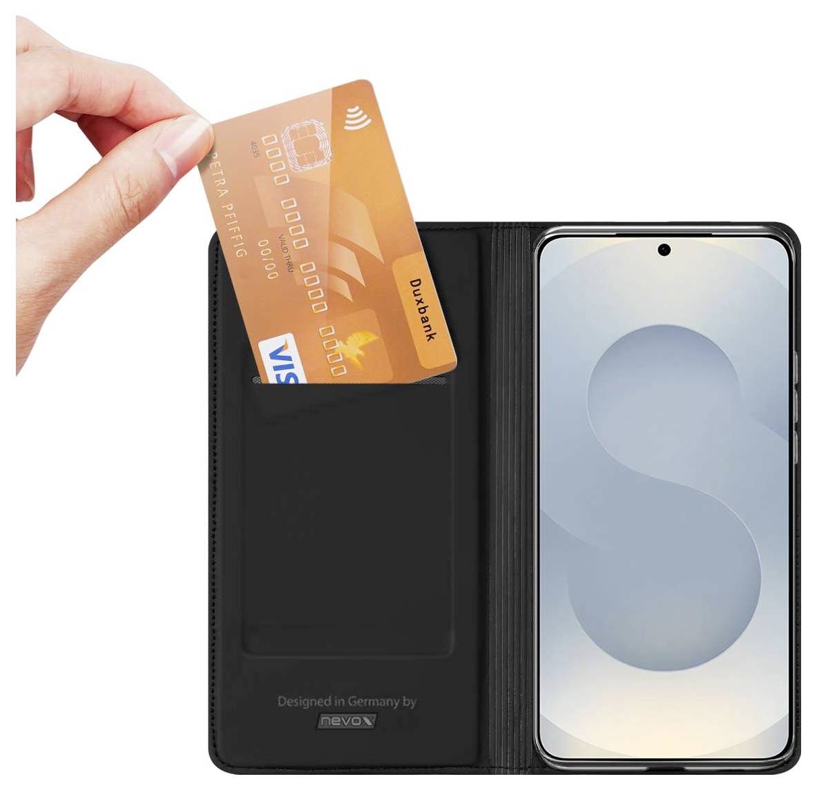 Hand, die eine orange Bankkarte über einem schwarzen Telefongeldbörsen-Etui neben einem Smartphone-Display hält.