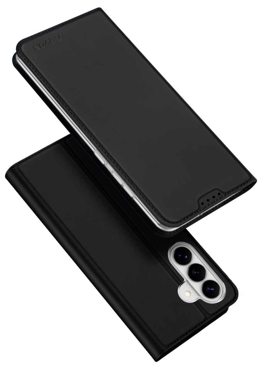 Schwarze Smartphone-Geldbörsen-Schutzhülle von vorne und hinten gezeigt, mit Kartensteckplätzen und Ausschnitt für dreifache Kamera, auf weißem Hintergrund.