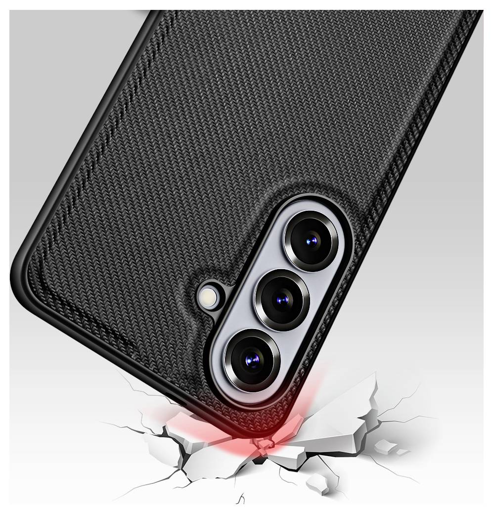 Zerkracktes Smartphone-Display mit einer Telefonecke und dreifachem Kameramodul, das durch eine zerbrochene Oberfläche durchbricht, mit rotem Aufprallglühen.