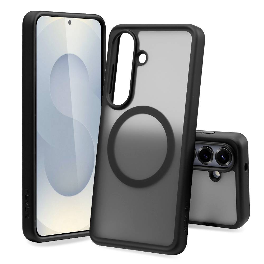 Drei schwarze Smartphone-Hüllen in Vorder-, Rück- und Schrägansichten, mit einem großen runden MagSafe-Ring und doppelten Kameraausschnitten.