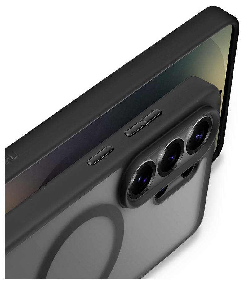 Nahaufnahme eines Smartphones in einer schwarzen Schutzhülle mit dem hinteren Triple-Kamera-Modul und den Seitentasten.