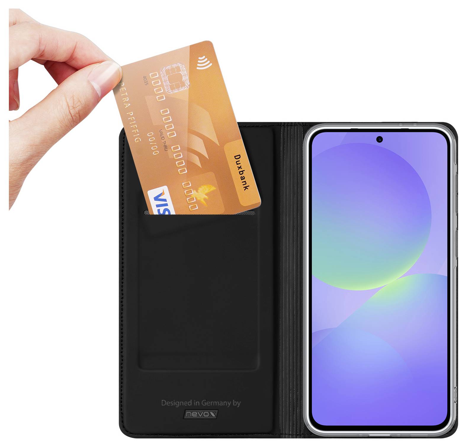 Eine Hand führt eine kontaktlose Bankkarte in eine schwarze Telefon-Geldbörsentasche neben einem Smartphone mit eingeschaltetem Bildschirm ein.