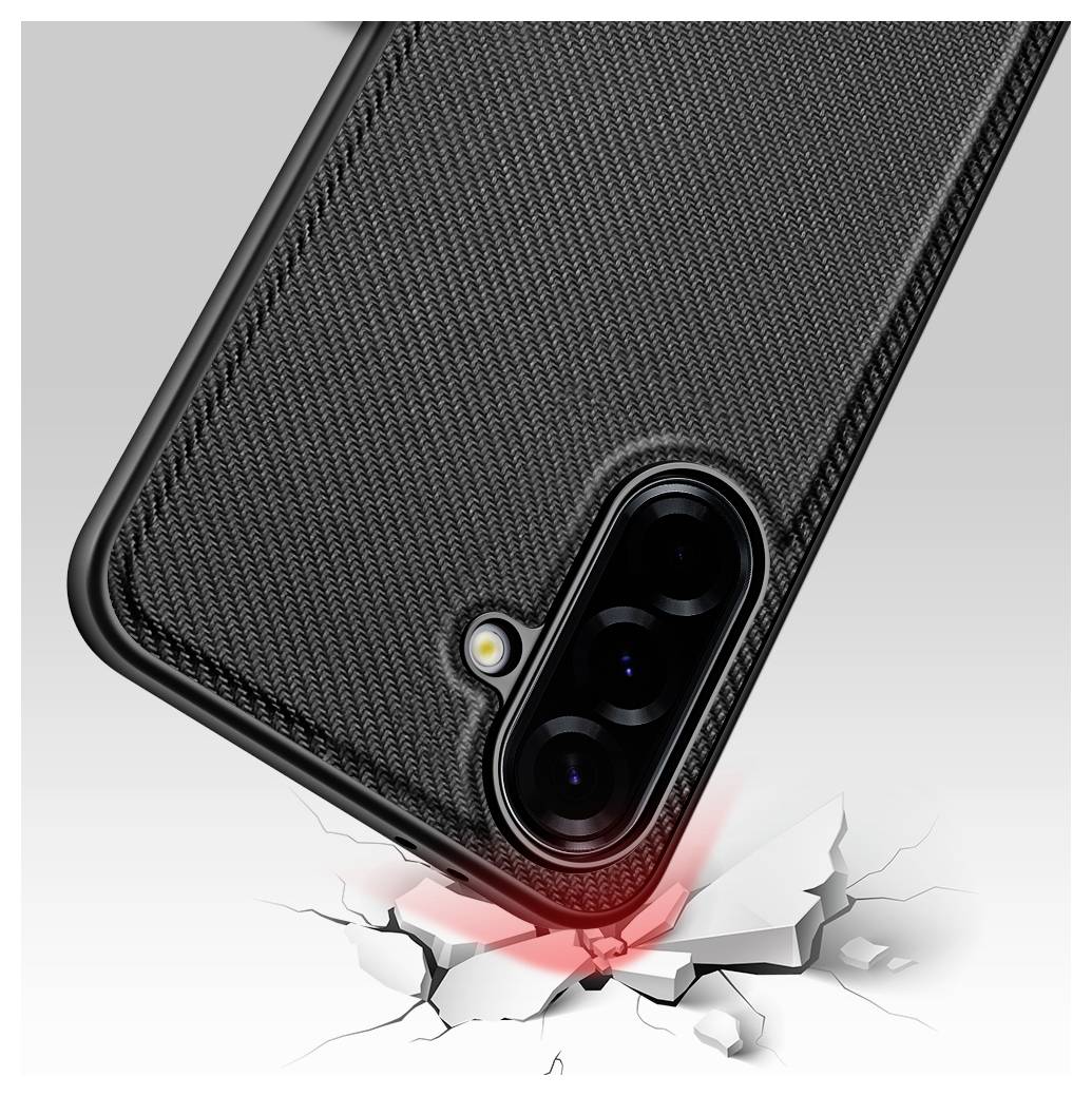 Nahaufnahme eines Smartphones mit strukturierter Schutzhülle, die die rückwärtige Dreifach-Kamera zeigt, während das Telefon auf eine gerissene Oberfläche fällt, was ein Versagen des Stoßschutzes impliziert.