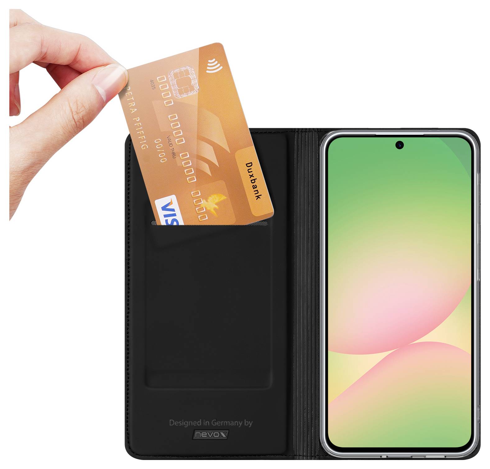 Eine Hand legt eine orangefarbene Bankkarte in eine schwarze Geldbörsen-Handyhülle neben einem Smartphone mit grünem und rosa Bildschirm.