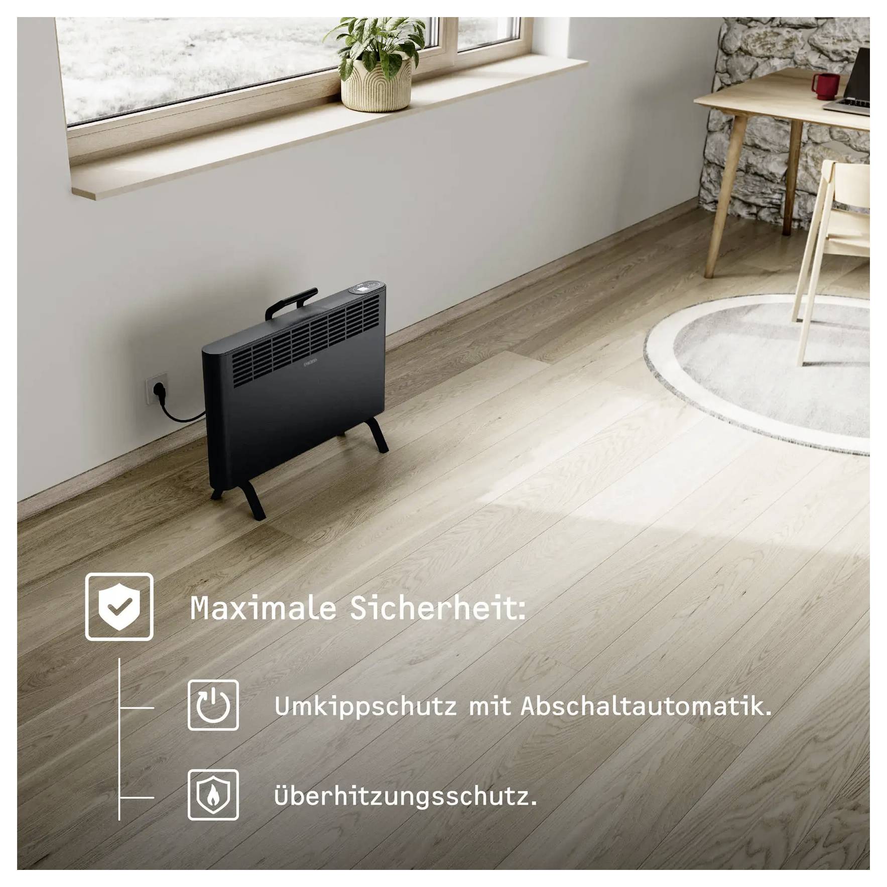 Ein kleiner schwarzer Elektroheizer auf einem Holzboden neben einem Fenster; Symbole und Text heben „Kippschutz
