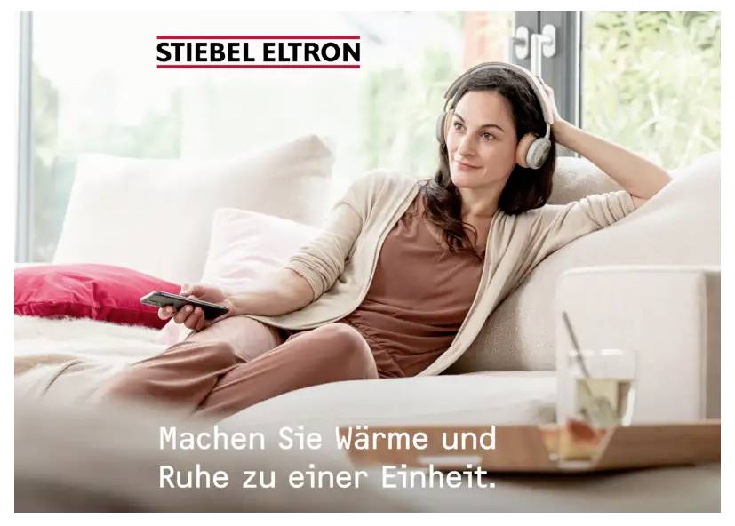 Eine Frau, die sich auf einem Sofa entspannt, trägt Kopfhörer und hält eine Fernbedienung in der Hand, mit dem Text „Machen Sie Wärme und Ruhe zu einer Einheit