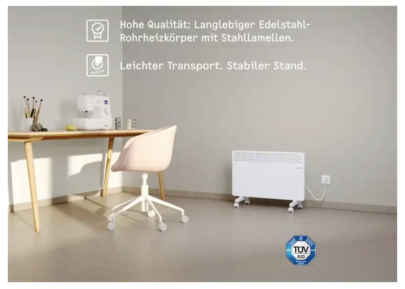 Ein weißes Elektroheizgerät wird gegen eine hellfarbige Wand in einem modernen Zimmer gestellt. Daneben sitzt eine Nähmaschine auf einem hölzernen Schreibtisch.