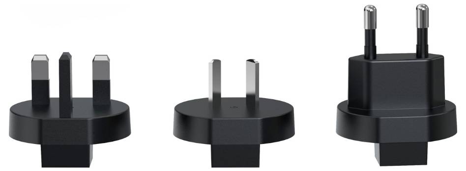 Drei Arten von Steckeradaptern für verschiedene Regionen. Von links nach rechts: britischer dreipoliger Stecker, amerikanischer zweipoliger Stecker und EU-Stecker mit zwei runden Stiften.
