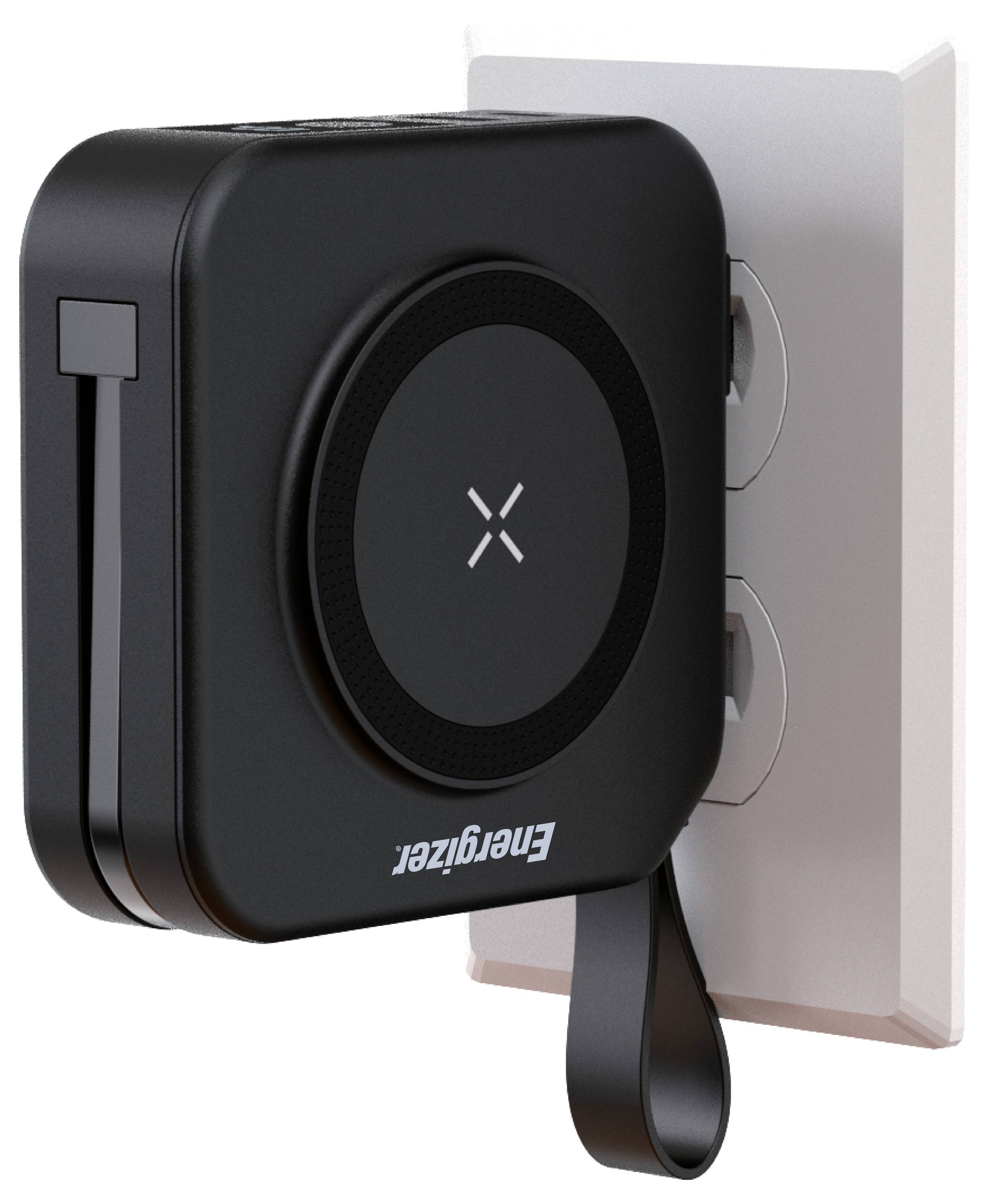 Ein schwarzes tragbares Ladegerät, das in eine Wandsteckdose eingesteckt ist, mit einem einziehbaren Kabel und einer kabellosen Ladefläche mit einem „X