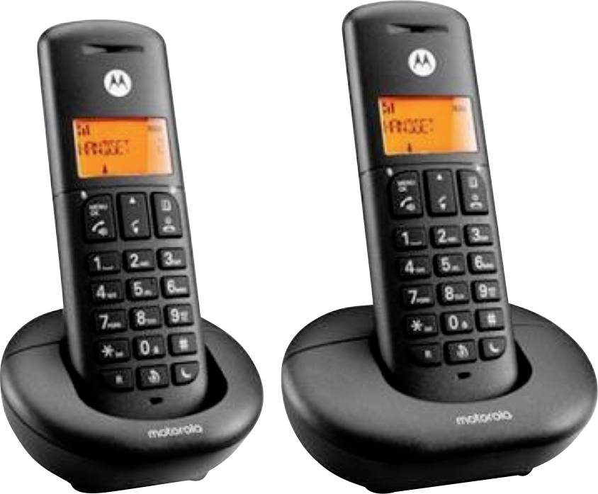 Zwei schwarze schnurlose Telefone mit orange beleuchteten Displays, die sich in Ladestationen befinden. Das Markenlogo erscheint oben auf jedem Telefon.