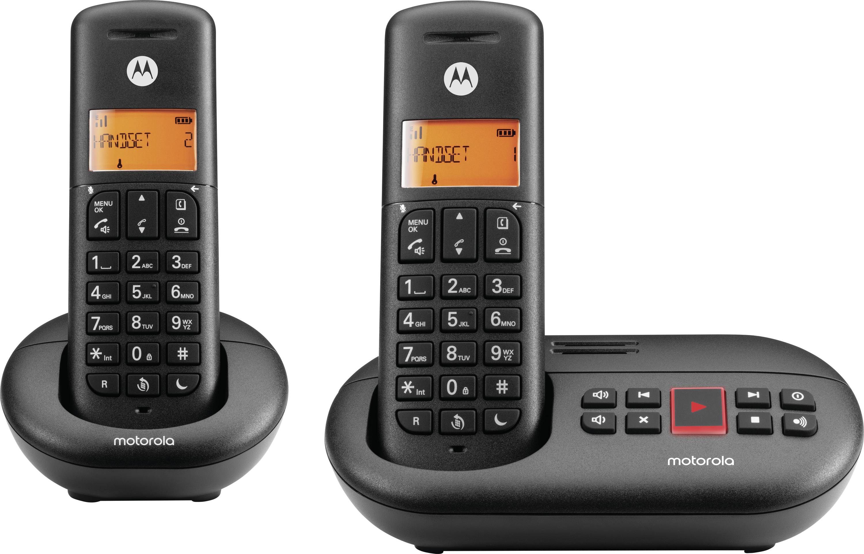 Zwei schnurlose Motorola-Telefone mit orange beleuchteten Displays, eines aufrecht in einer Ladestation und eines auf einer Basis mit Lautsprecher und Wiedergabesteuerelementen.