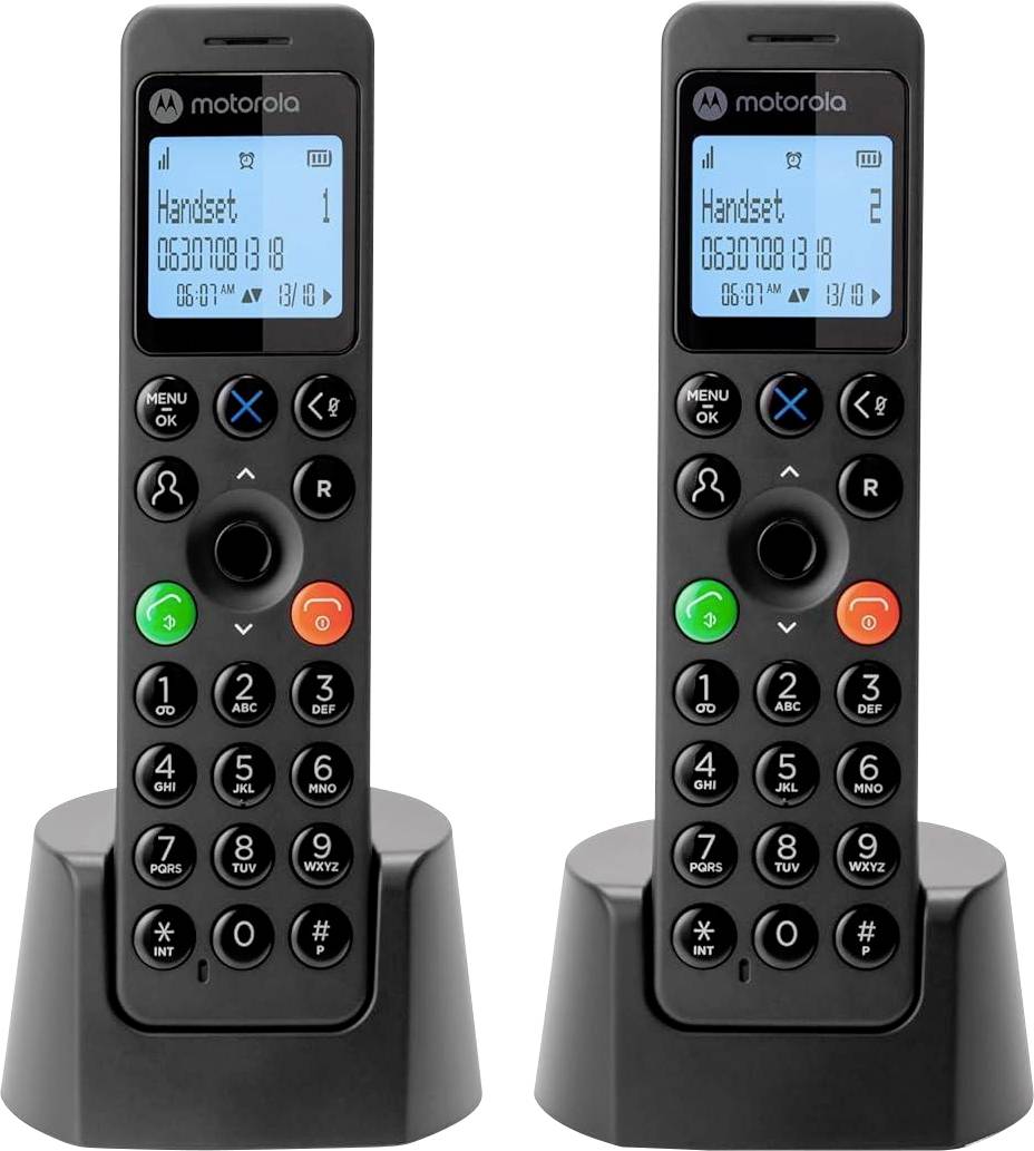 Zwei schwarze schnurlose Telefone in Ladestationen mit digitalen Displays, die die Uhrzeit als 06:30 Uhr und den Batteriezustand anzeigen.