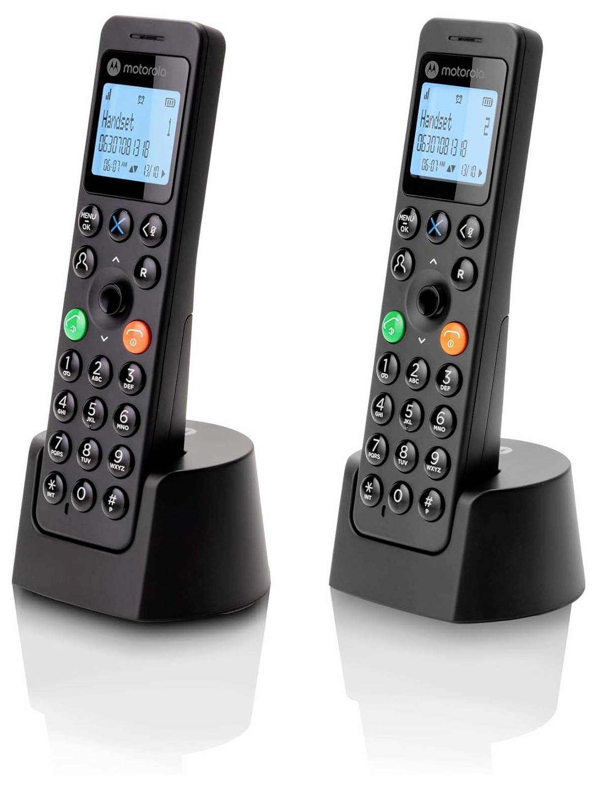 Zwei schnurlose schwarze Festnetztelefone auf Ladestationen mit blau beleuchteten Displays, die Uhrzeit und Datum anzeigen.