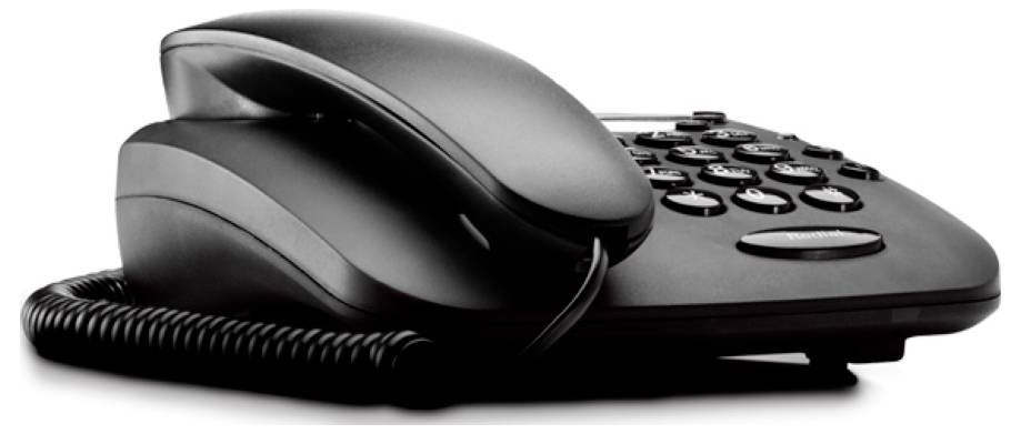 Ein schwarzes Schnurtelefon mit einer Spiralschnur, von der Seite betrachtet, mit Fokus auf die Tastatur und den Hörer, der auf der Gabel ruht.