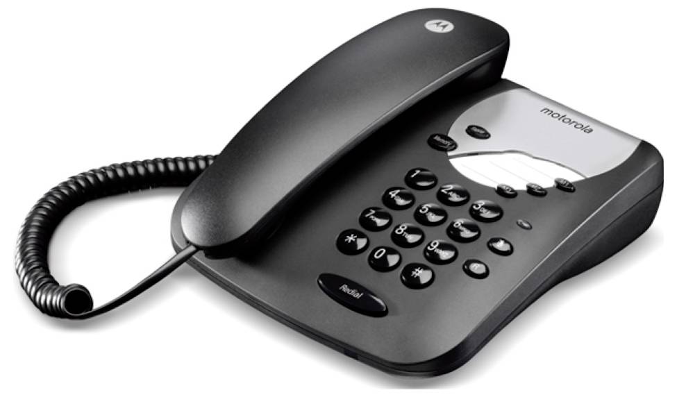 Ein schwarzes schnurgebundenes Telefon mit Zifferntasten und einem Hörer ruht auf einer weißen Oberfläche und zeigt ein modernes, aber klassisches Design.