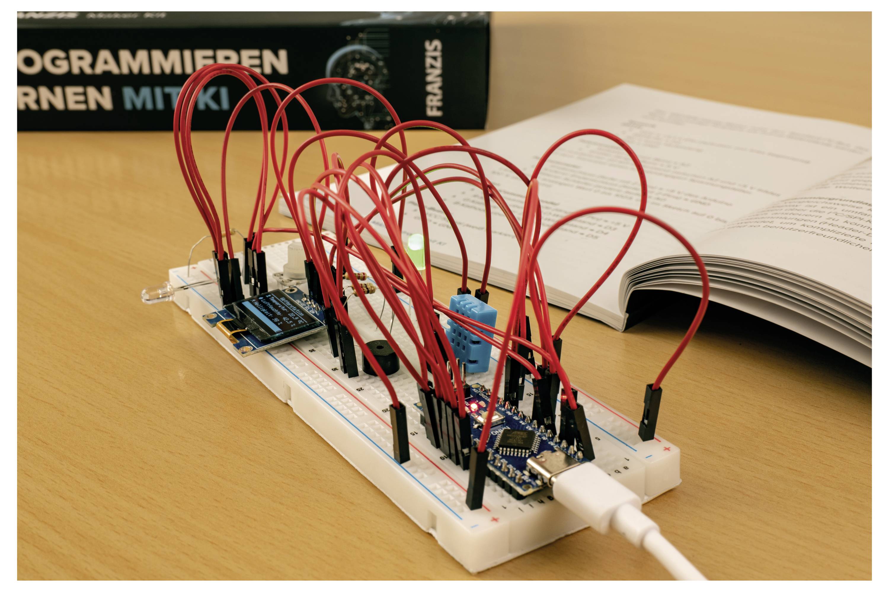 Transparente Handyhülle mit Blick auf die dreifache Kameraanordnung eines Smartphones.