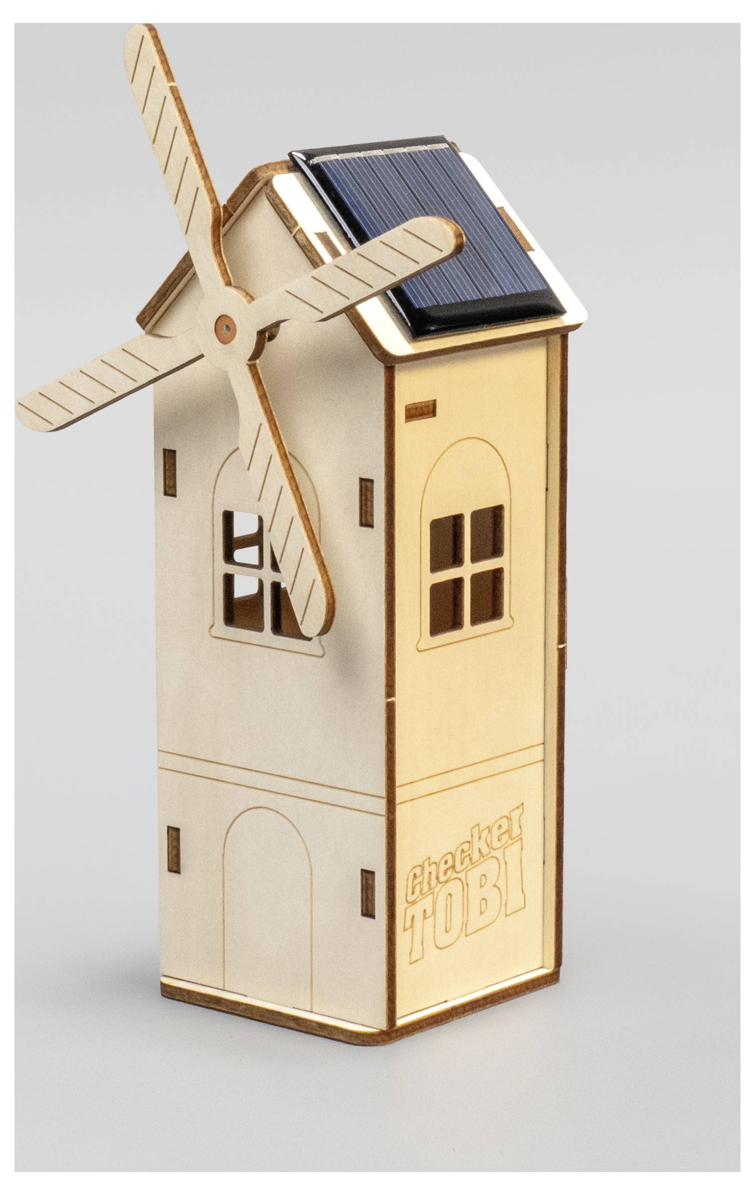 Ein hölzernes Windmühlenmodell mit einem Solarpanel oben, das ein minimalistisches Design und eine 