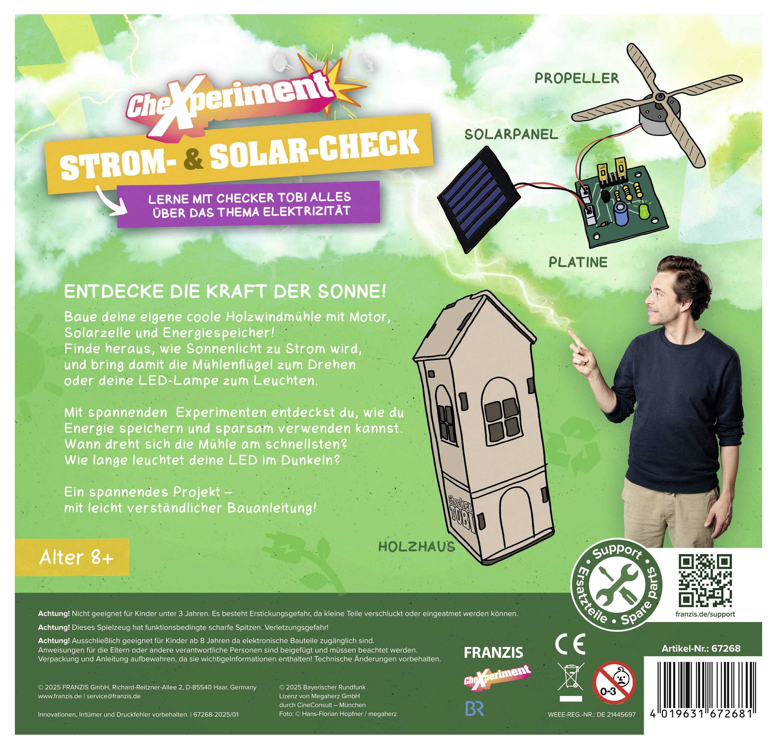 Ein Mann zeigt auf Abbildungen eines Propellers, eines Solarpanels und einer Leiterplatte über einem Hausmodell aus Holz mit Text über Solarenergie.