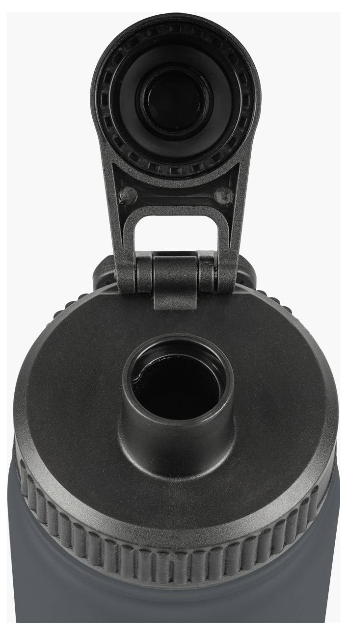 Eine Nahaufnahme einer schwarzen Wasserflasche mit geöffnetem Klappdeckel, der die Trinköffnung zeigt.